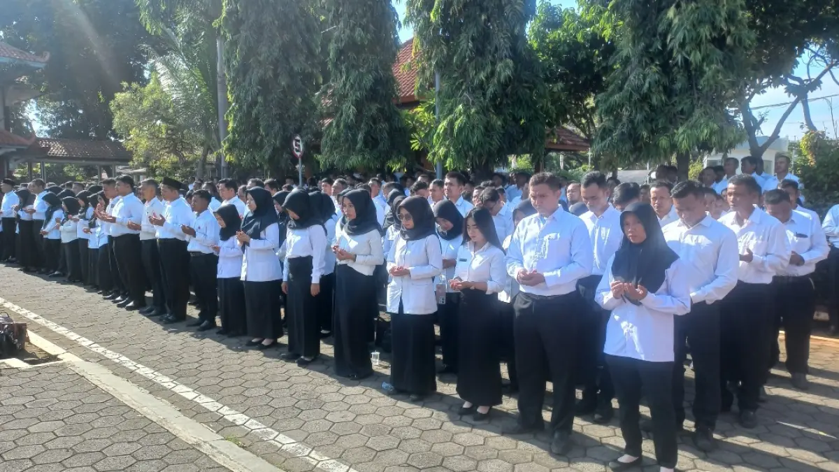 MENGABDI: Para PPPK tengah mengikuti upacara pelantikan pada (17/12/2025) lalu di kompleks Setda Jepara. (FIKRI THOHARUDIN/RADAR KUDUS)