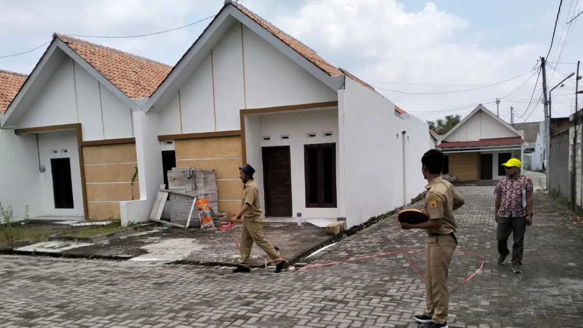 MENGECEK: Tim Disperakim Grobogan saat mengecek lokasi perumahan yang bakal diperbaiki tata lingkungannya. (Disperakim Grobogan untuk Radar Kudus) 