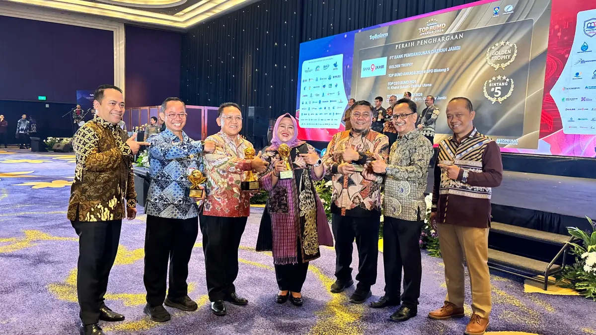 RAIH PENGHARGAAN – Direktur Utama PT BPR BKK Purwodadi (Perseroda) Anita Fitriani Yusuf bersama Wakil Bupati Sugeng Prasetyo membawa penghargaan TOP BUMD di Dian Ballroom Hotel Raffles Jakarta, Senin (13/4)