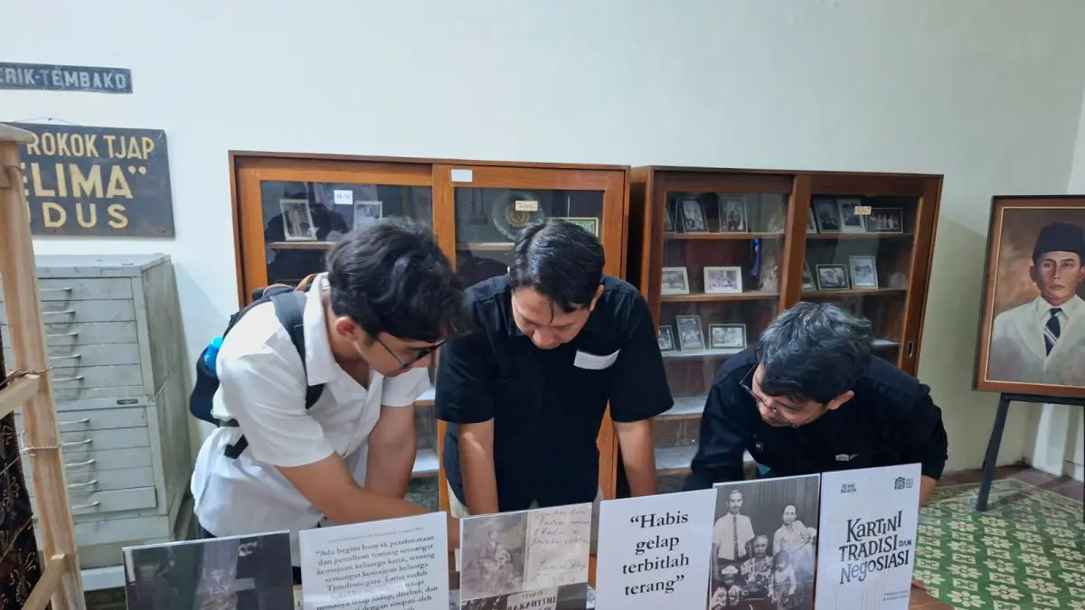 
SERU: Peserta melihat karya-karya terkait Kartini di Moesioem Ketjil Keluarga Besar Ashadie, kemarin. (ANDIKA TRISNA SAPUTRA/RADAR KUDUS)

