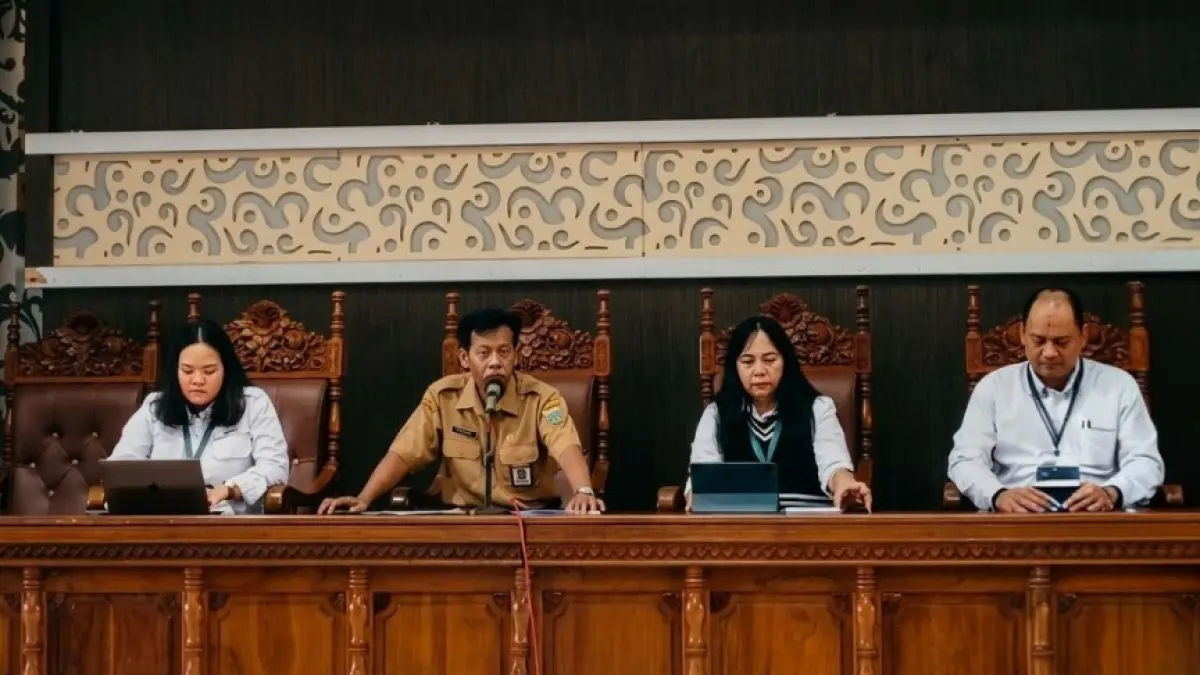 SOSIALISASI PROGRAM: Kepala DPKP Rembang Mustain mendampingi perwakilan BP3KP Jawa III saat paparan program BSPS yang diterima daerah kemarin. (DPKP REMBANG UNTUK RADAR KUDUS)