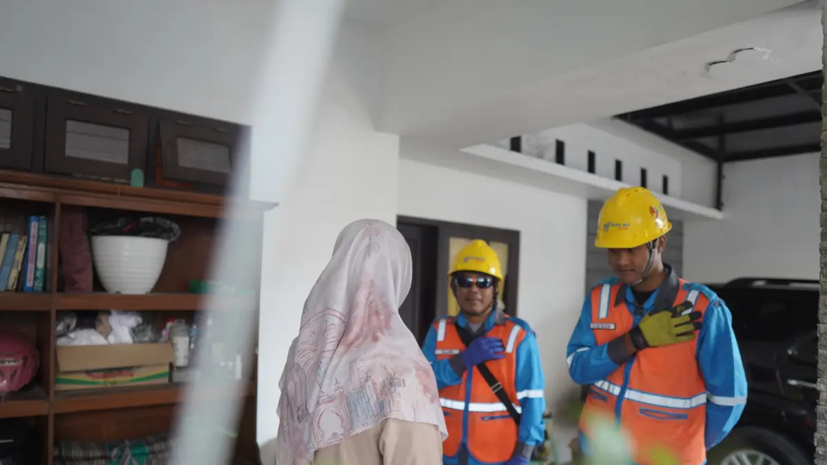 Tim Pelayanan Teknik (Yantek) PLN menyapa Pelanggan yang telah melaporkan permasalahan kelistrikan di rumahnya saat WFH (13/4)
