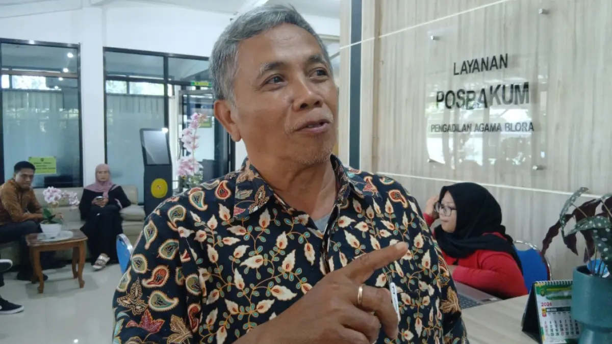 TUNGGU KEPASTIAN: Mediator persidangan di Pengadilan Agama Blora Danu Sukoco atas gugatan Elsanita Happy Florita melawan suaminya, Subhan Darojat.  (EKO SANTOSO/RADAR KUDUS)