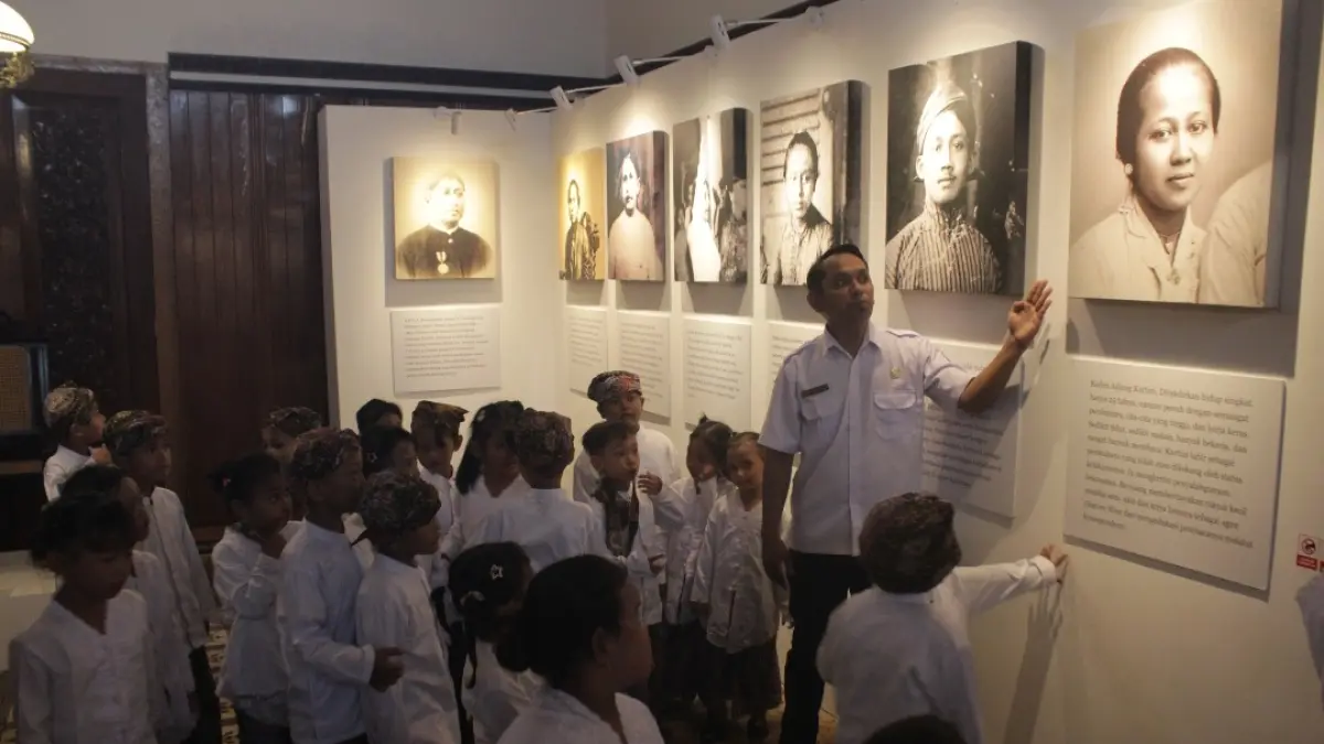 ANTUSIAS: Pegawai Museum Latif, tengah memandu murid-murid dari TK Pertiwi II Mijen, Kaliwungu, Kudus pada Rabu (15/4). (FIKRI THOHARUDIN/RADAR KUDUS)&nbsp;
