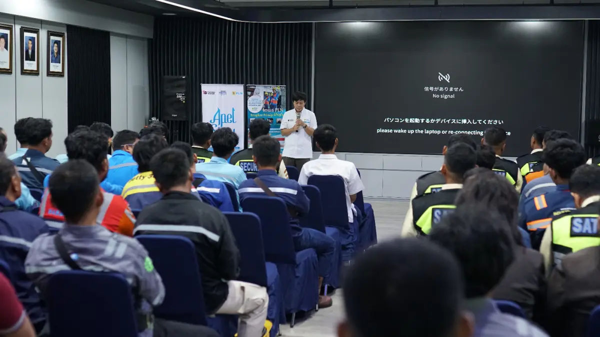 BERI PENJELASAN: Assistant Manager Keselamatan Dan Kesehatan Kerja PLN UIK Tanjung Jati B, Nandi Hidayat; menyampaikan materi sosialisasi Basic Safety.
