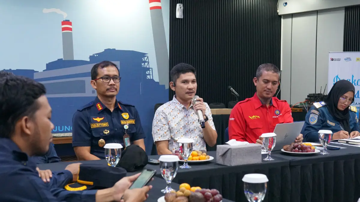 BERI PENJELASAN: Senior Manajer Produksi PLN UIK Tanjung Jati B, Kurniawan (ketiga dari kanan), memberikan sambutan pada acara Self Assessment Penyelenggaraan Pelabuhan Sehat.