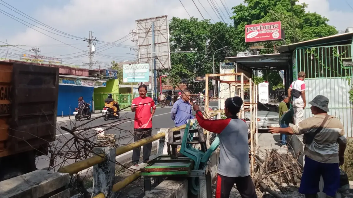 BERSIHKAN SAMPAH – Petugas kebersihan lakukan pembersihan sampah di Kota Purwodadi dengan menggunakan truk sampah. 