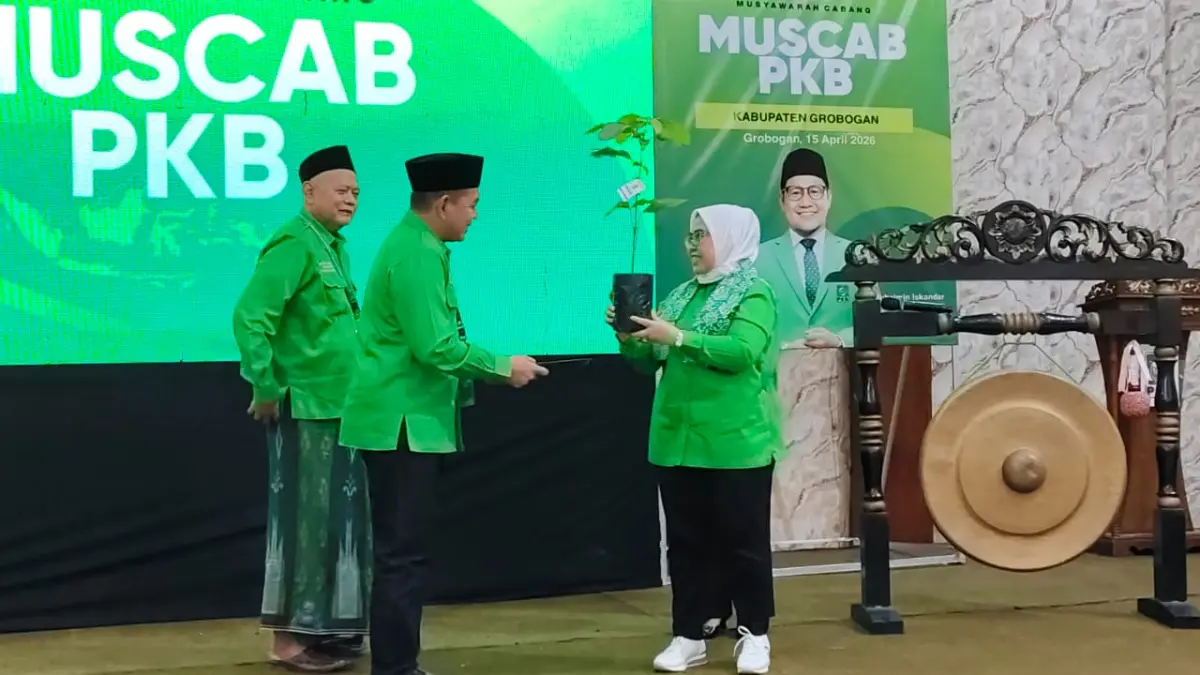 BUKA MUSCAB – Ketua DPC PKB Grobogan Mukhlisin menyerahkan bibit penghijauan kepada Pengurus DPP PKB Siti Mukaromah di acara Pembukaan Muscab PKB Grobogan di Grand Master Hotel Purwodadi, Rabu (15/4).