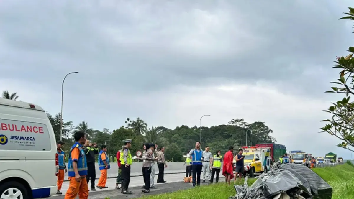 Kecelakaan terjadi di jalur Tol Semarang-Solo KM 445 A. Rabu (15/4). (Maria Novena/Jawa Pos Radar Semarang)