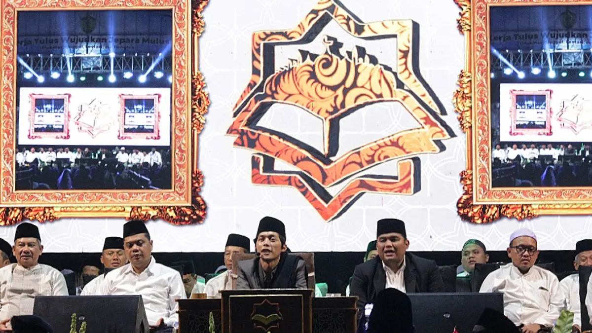KHIDMAT: Gus Iqdam didampingi Bupati dan Wakil Bupati Jepara dalam pengajian akbar pada Selasa (14/4) malam. (FIKRI THOHARUDIN/RADAR KUDUS)