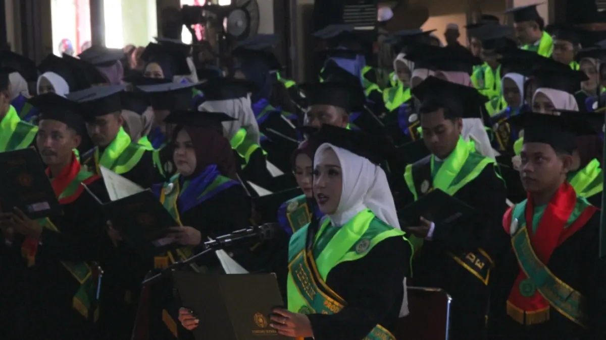 KHIDMAT: Para wisudawan dan wisudawati tengah membacakan ikrar alumni. (FIKRI THOHARUDIN/RADAR KUDUS)