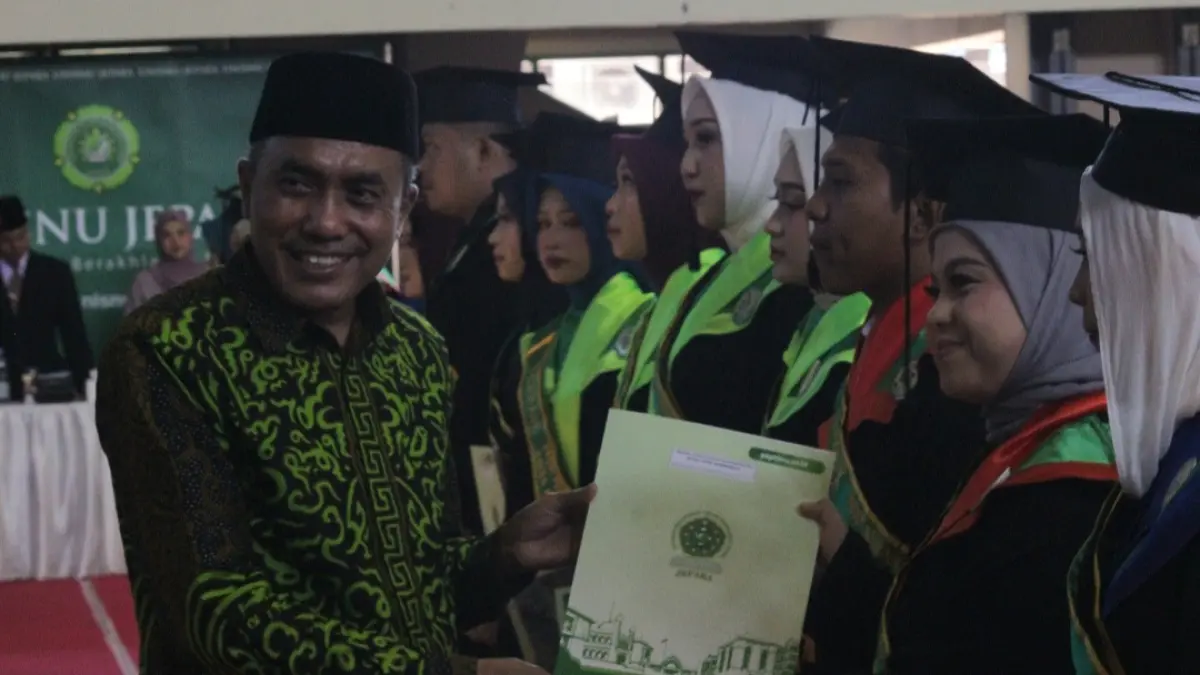 MEMBANGGAKAN: Ketua Umum YAPTINU Jepara Shodiq Abdullah memberikan apresiasi kepada lulusan terbaik pada Rabu (15/4).&nbsp;(FIKRI THOHARUDIN/RADAR KUDUS)