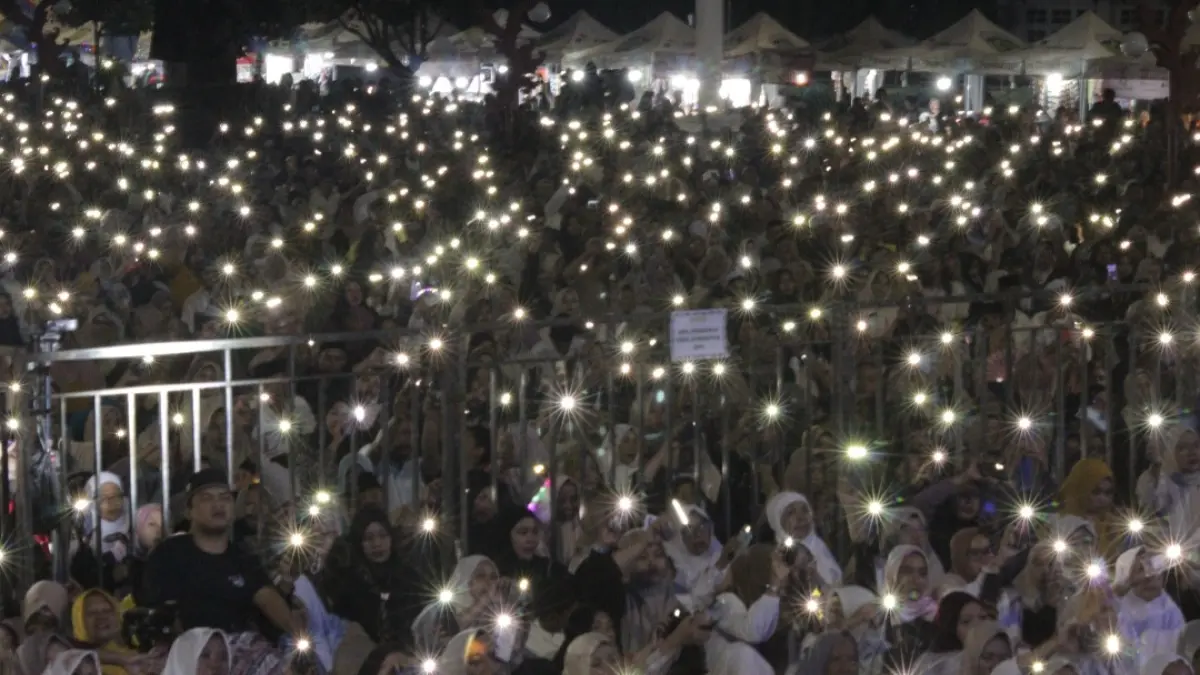 MEMUKAU: Sorot lampu LED flash meriahkan sholawat dan pengajian oleh Gus Iqdam pada puncak perayaan Hari Jadi ke-477 Jepara. (FIKRI THOHARUDIN/RADAR KUDUS)
