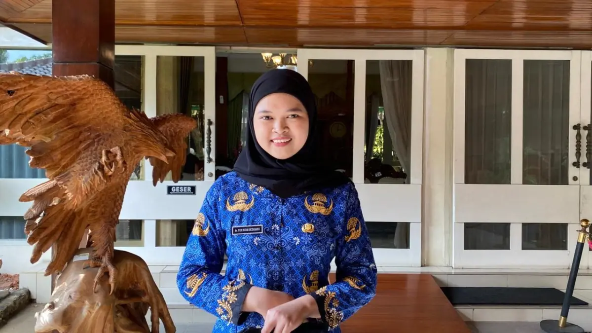 MOTIVASI: Calon Dokter Spesialis Kulit dan Kelamin Nur Aida Oktasari yang baru saja diangkat menjadi pegawai negeri sipil (PNS) di Blora.&nbsp;(ARIF FAKHRIAN KHALIM / RADAR KUDUS)