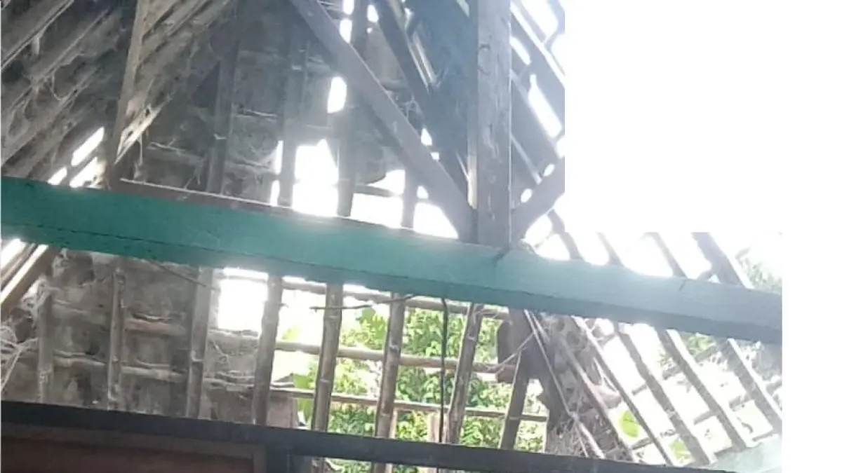 PADAMKAN API – Petugas pemadam kebakaran Satpol PP Grobogan melakukan pemadaman api di rumah warga Desa Guci, Kecamatan Godong. 