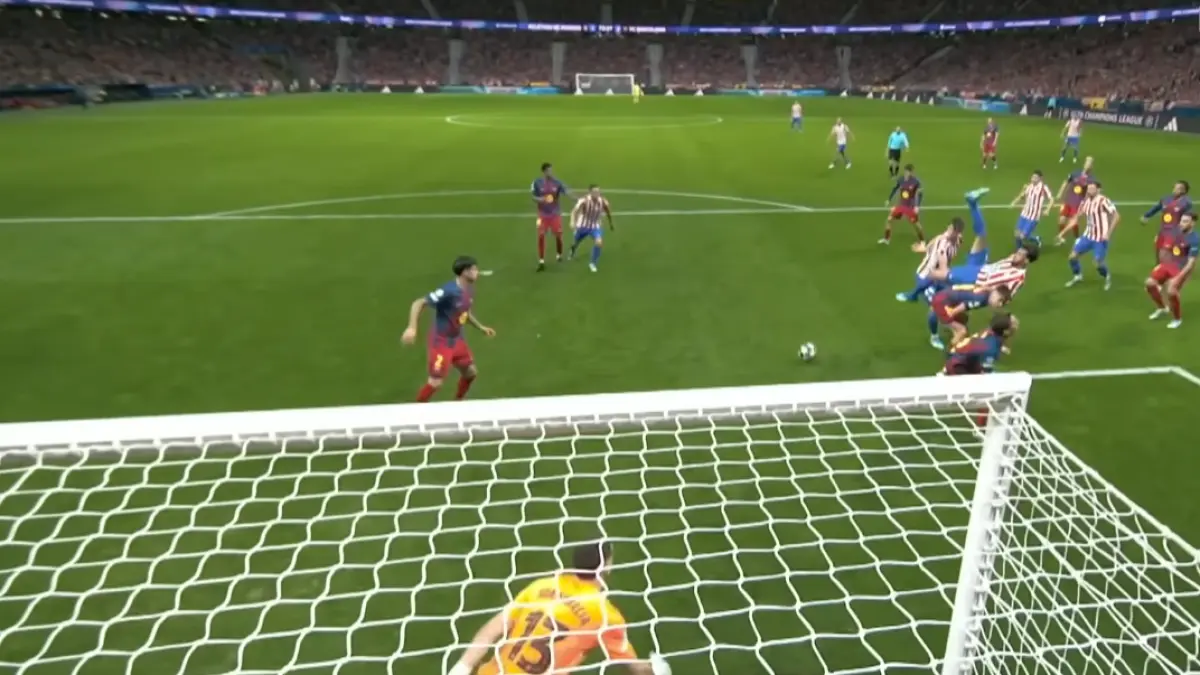 Perebutan bola terjadi saat Barcelona vs Atletico Madrid di leg kedua liga champions 2026
