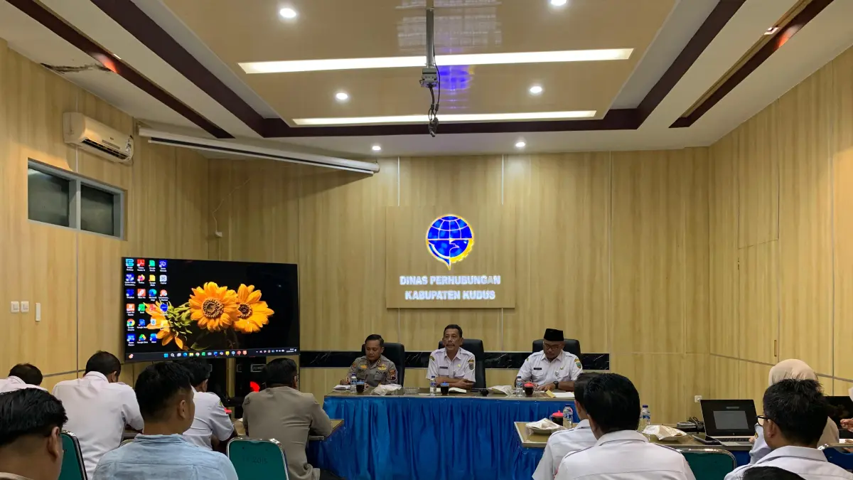 RAPAT: Sekda Kudus, Dishub Kudus, dan Polres Kudus mengumpulkan para pengelola parkir di Aula Dishub Kudus, Rabu (15/4). (DISHUB KUDUS UNTUK RADAR KUDUS)