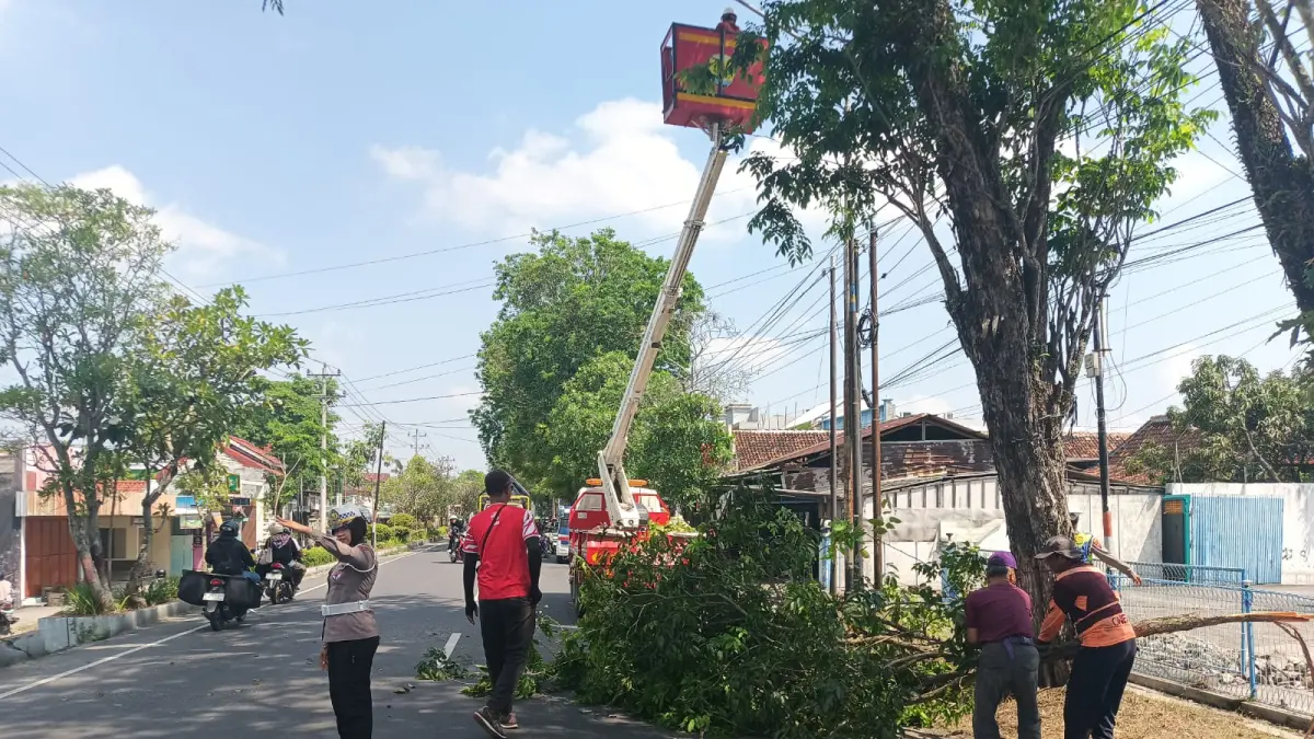 SIGAP: Satlantas Polres Grobogan saat mengatur lalu lintas di Jalan A Yani Purwodadi.