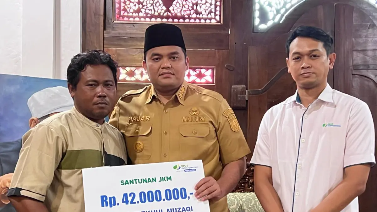 TEPAT MANFAAT: Ahli waris mendapatkan jaminan kematian, yang diserahkan oleh Wabup Jepara M Ibnu Hajar dan Kepala BPJS Ketenagakerjaan Jepara Galuh Yudha Purnama. (BPJS KETENAGAKERJAAN JEPARA UNTUK RADAR KUDUS)