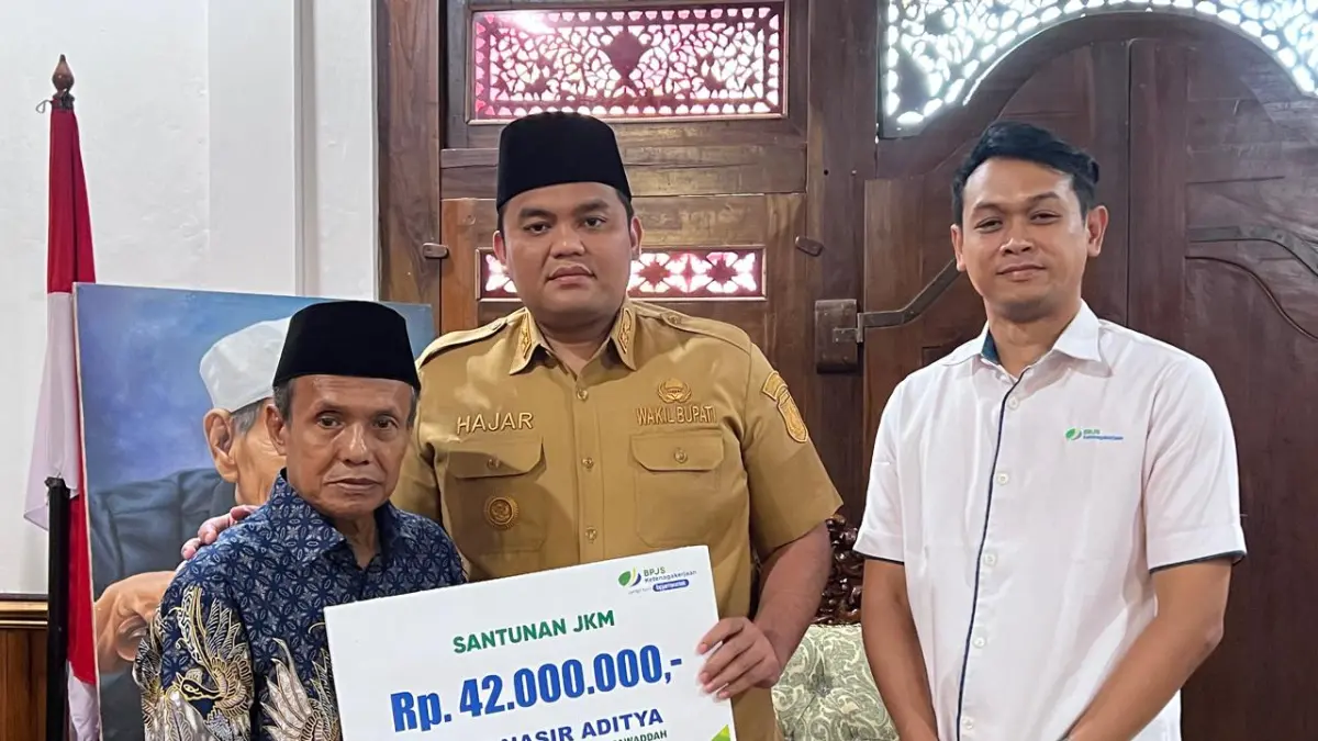 TEPAT MANFAAT: Ahli waris mendapatkan jaminan kematian, yang diserahkan oleh Wabup Jepara M Ibnu Hajar dan Kepala BPJS Ketenagakerjaan Jepara Galuh Yudha Purnama. (BPJS KETENAGAKERJAAN JEPARA UNTUK RADAR KUDUS)