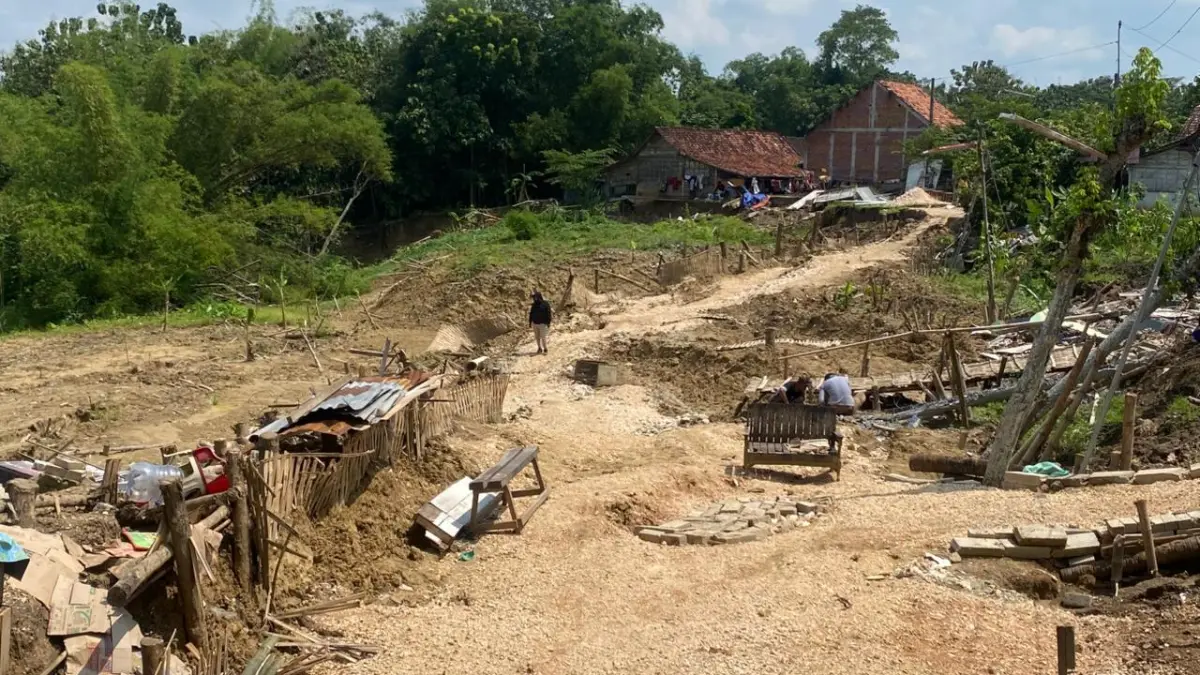 TERDAMPAK LONGSOR: Rumah warga yang terancam ambrol di Dukuh Ngetrep, Desa Tutup, rusak parah akibat tanah longsor. (ARIF FAKHRIAN KHALIM/RADAR KUDUS)