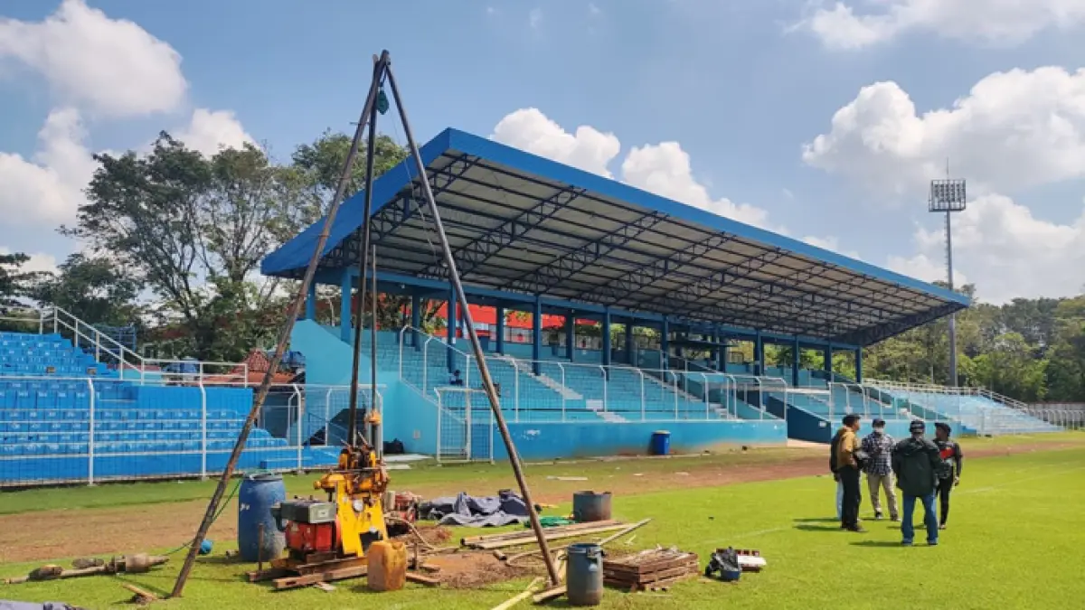 BERBENAH: Aktivitas pekerjaan pengecekan kekuatan tanah di Stadion Wergu Wetan, Selasa (14/4). (GALIH ERLAMBANG W/ RADAR KUDUS)