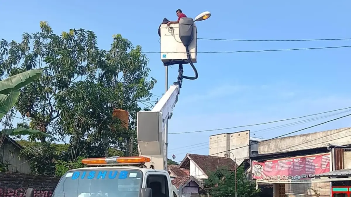 DIPERBAIKI: Sejumlah PJU yang sedang dilakukan perbaikan. (INTAN MAYLANI/RADAR KUDUS)
