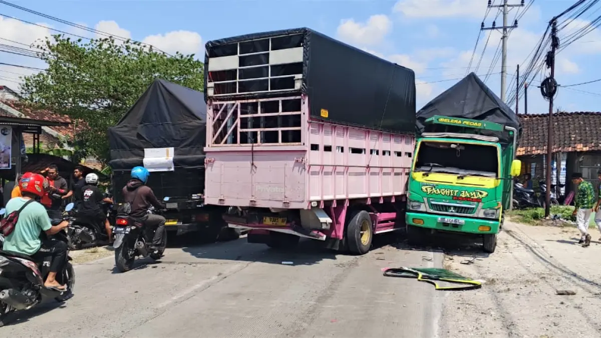 KECELAKAAN: Dua truk saat bertabrakan di Jalan Purwodadi-Blora tepatnya di Desa Rejosari Kecamatan Grobogan.