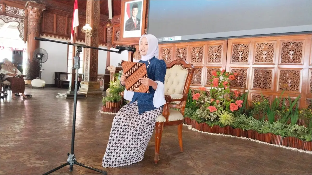 MENGHAYATI: Khansa tengah membacakan surat yang ditulis Kartini kepada Stella pada 1899.&nbsp;(KHANSA UNTUK RADAR KUDUS)