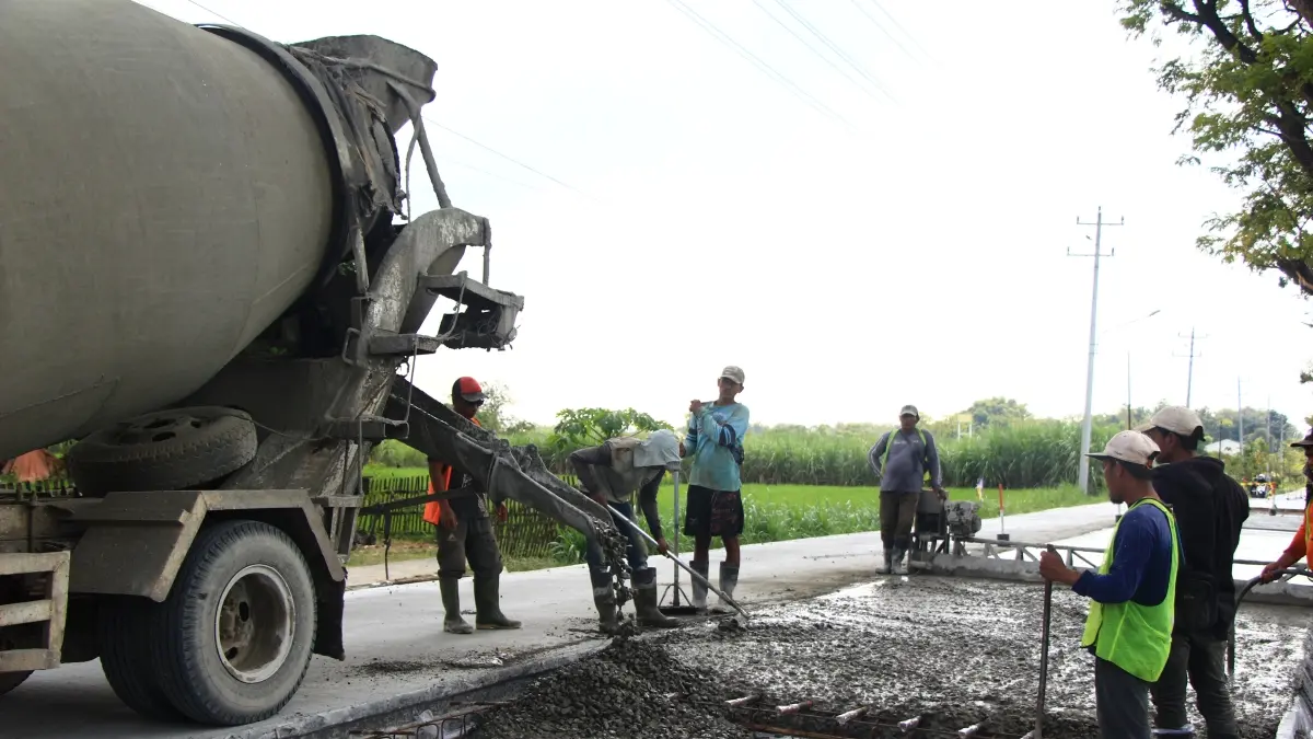 TINGKATKAN KUALITAS: Sejumlah pekerja melakukan pengecoran di Jalan Clangapan-Jape kemarin.(WISNU AJI/RADAR KUDUS)