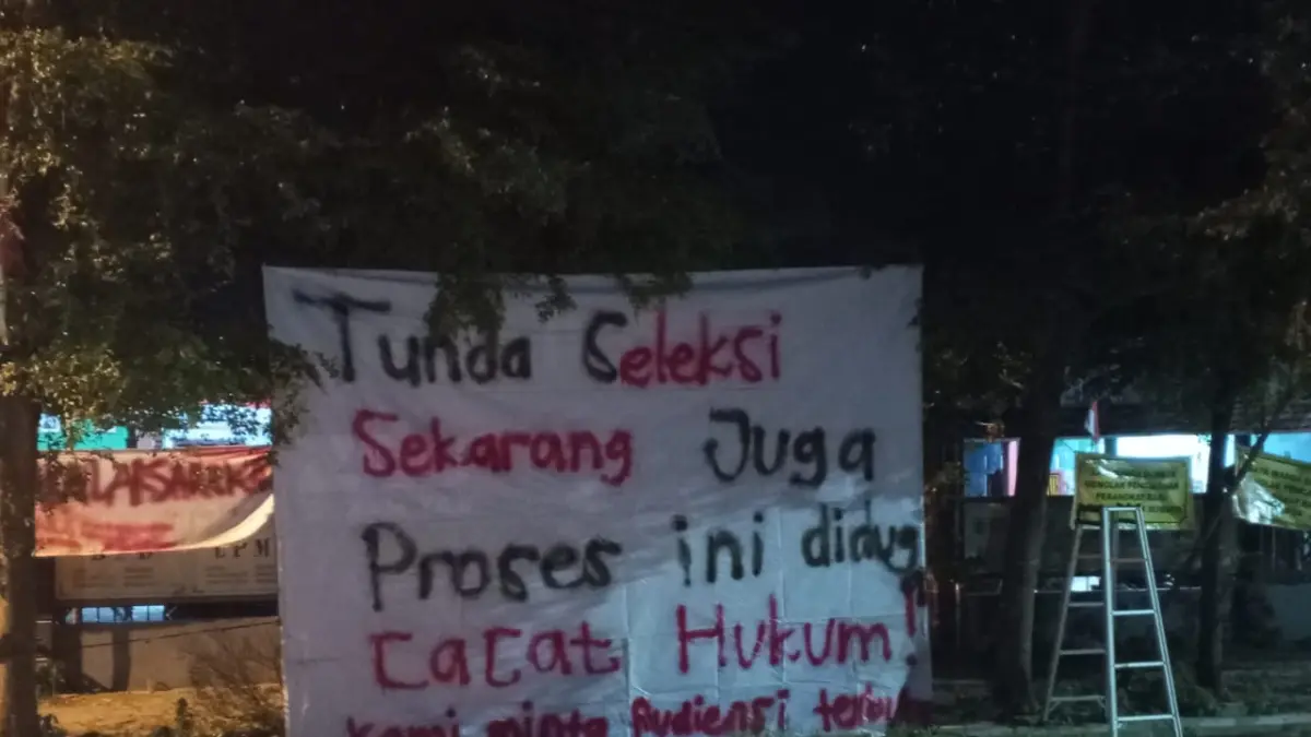 ALI MAHMUDI/RADAR KUDUS

PROTES: Para pemuda di Desa Sumber memasang spanduk penolakan seleksi perangkat desa kemarin malam (16/4).
