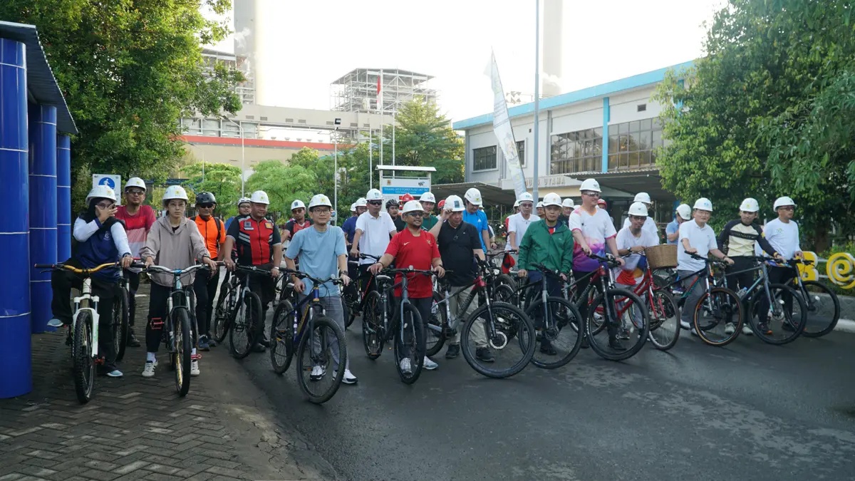 General Manager PLN UIK Tanjung Jati B Andi Makkasau bersama jajaran pimpinan entitas TJB Raya mengikuti kegiatan JUS TAPE di kawasan PLTU Tanjung Jati B, Jepara, sebagai bagian dari Clean Energy Day untuk mendorong gaya hidup rendah emisi.