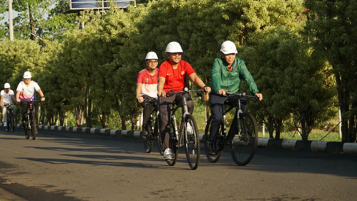 General Manager PLN UIK Tanjung Jati B Andi Makkasau (hijau) bersama Senior Manager KKU Hary Subagyo (merah) mengikuti kegiatan JUS TAPE (Jumat Sehat Tanpa Emisi) dengan bersepeda di kawasan PLTU Tanjung Jati B, Jepara, Jumat (17/4).