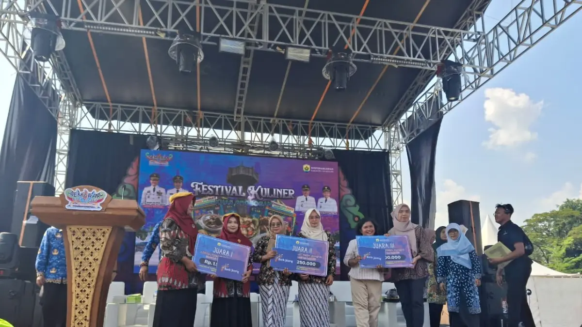 JUARA JAPEDE – Pemenang lomba masak Japede juara satu Kecamatan Kradenan yang diikuti OPD se Kabupaten Grobogan di Semarak Kata dan Festifal Kuliner di alun-alun Purwodadi . 