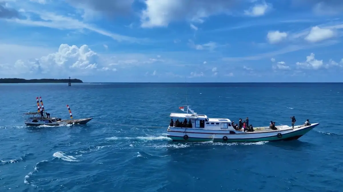 MEMPESONA: Prosesi kirab sebelum prosesi penanaman rumpon di Perairan Pantai Amera, Kemujan, Karimunjawa.&nbsp;(PANITIA FESTIVAL SAGARA UNTUK RADAR KUDUS)