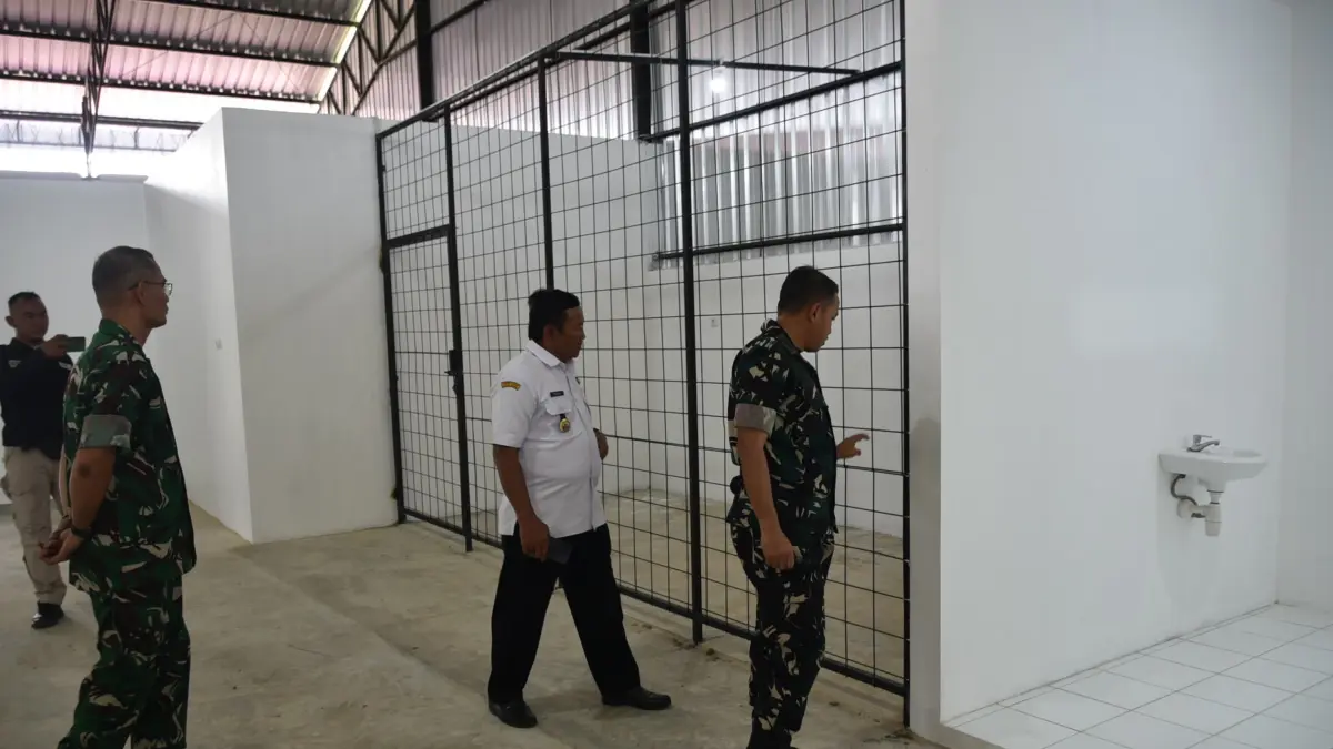 MENINJAU: Dandim 0717/Grobogan Letkol Inf Wefri Sandiyanto saat mengecek pembangunan KDMP di Desa Trowolu Kecamatan Ngaringan. 