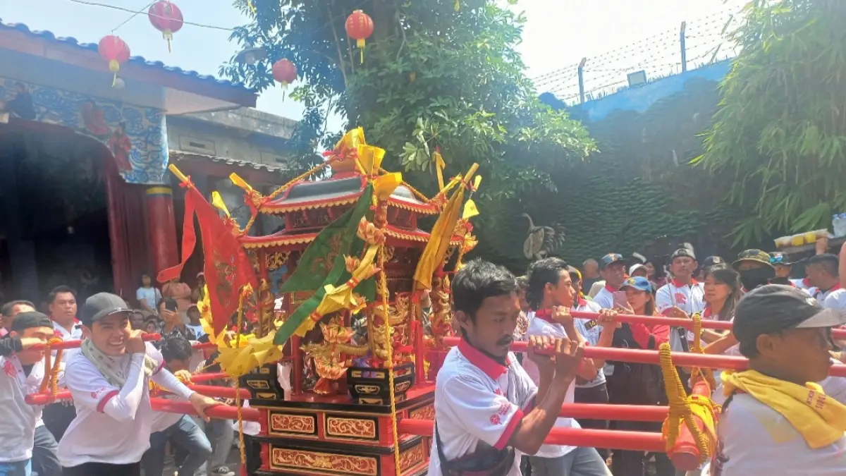 MERIAH: Prosesi pengantaran tandu berisi rupang dewa sebelum dikirab ke Kawasan Pecinan. (FIKRI THOHARUDIN/RADAR KUDUS)&nbsp;
