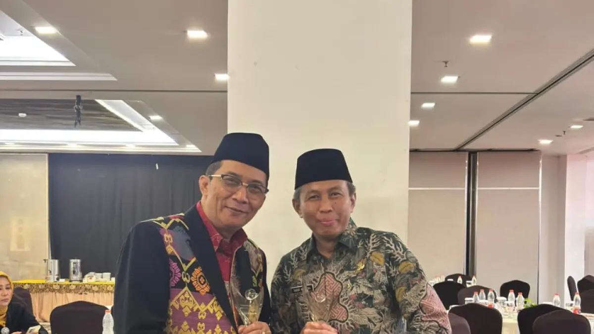 SINERGI: Kepala MAN 2 Kudus Ali Musyafak bersama Kepala Kantor Kementerian Agama Kabupaten Kudus, H. Shony Wardana saat menerima Radar Kudus Award belum lama ini 