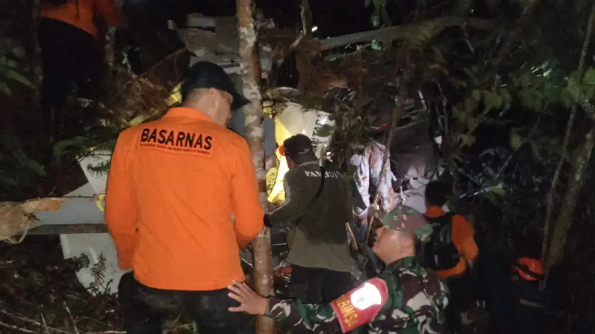 Tim SAR Gabungan mengevakuasi jenazah para korban kecelakaan helikopter di Kalbar. (TNI AD)