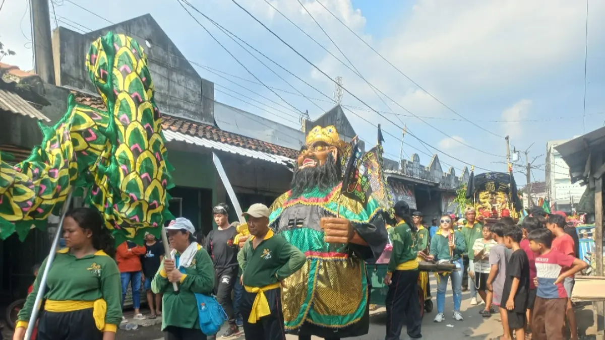 TOLAK BALAK: Umat Tionghoa tengah mengirab rupang dewa di Kawasan Pecinan pada Jumat (17/4).&nbsp;