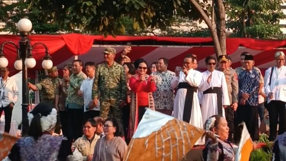 Wali Kota Semarang, Agustina Wilujeng sapa para ribuan peserta di Karnaval Paskah 2026 (Foto: Anita Fitriani/Jawa Pos Radar Kudus) 
