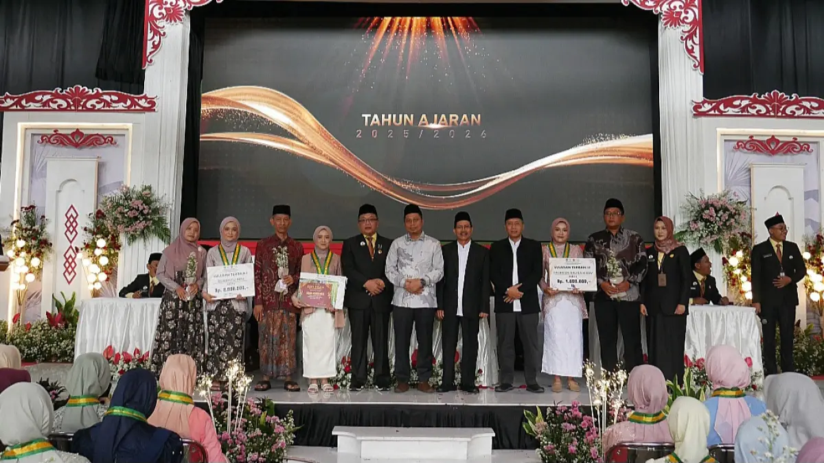 BERKEMAJUAN: Para siswa yang meraih prestasi, mendapatkan apresiasi saat wisuda pada Sabtu (18/4). (FIKRI THOHARUDIN/RADAR KUDUS)