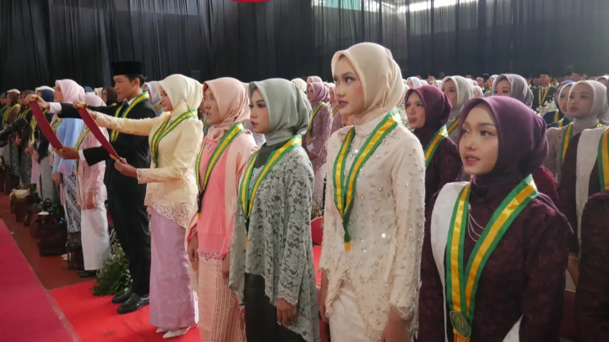 KHIDMAT: Prosesi pengambilan janji dan ikrar alumni MAN 1 Jepara saat wisuda pada Sabtu (18/4). (FIKRI THOHARUDIN/RADAR KUDUS)