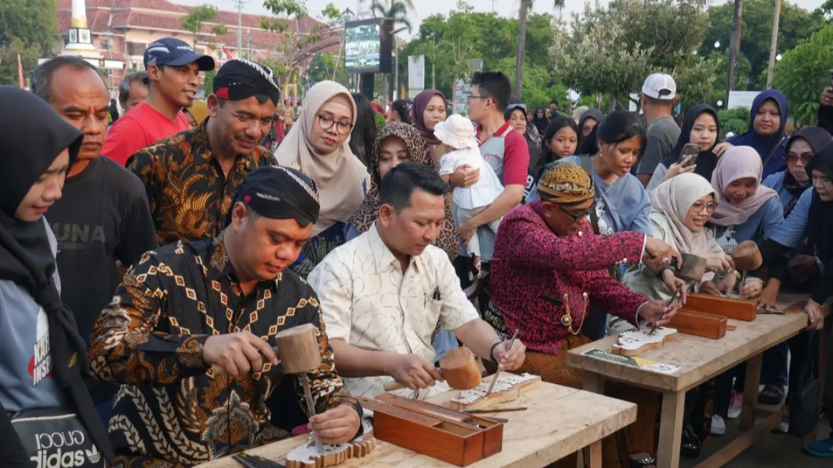 LESTARI: Bupati Jepara Witiarso Utomo turut mengukir dalam momen Parade Inspirasi Kartini. (FIKRI THOHARUDIN/RADAR KUDUS)