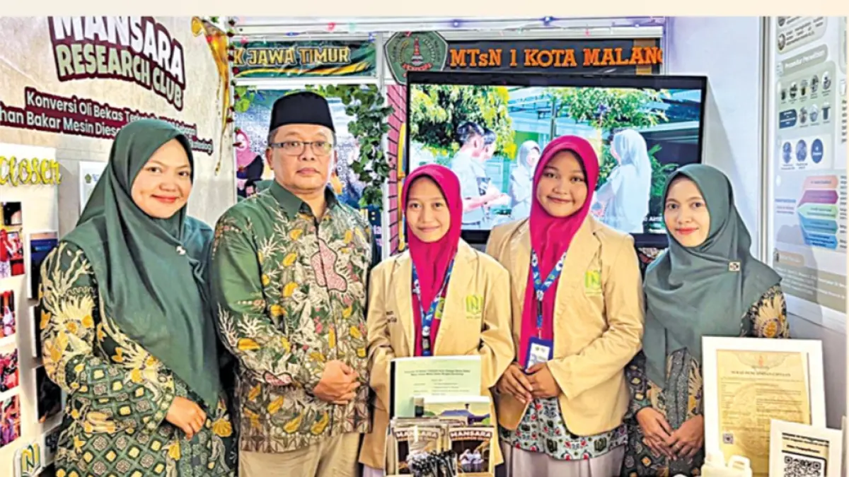 MEMBANGGAKAN: Dwi Marsa bersama Salsabyla didampingi para guru pendamping dan Kepala Madrasah menerima penghargaan medali perunggu dalam OMI 2025 di Banten.
