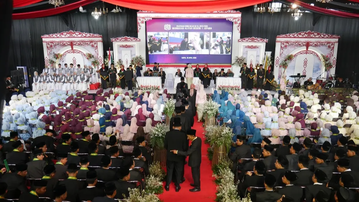 MENGHARUKAN: Para siswa-siswi tengah diwisuda. (FIKRI THOHARUDIN/RADAR KUDUS)