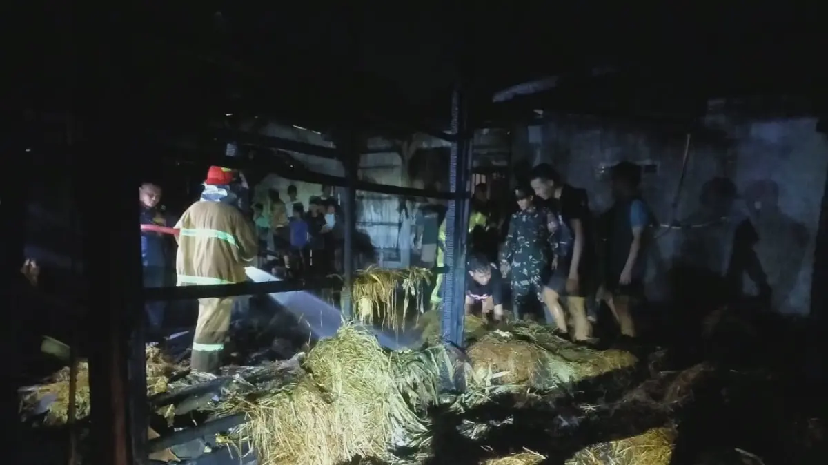 PEMADAMAN: Damkar Grobogan saat melakukan pendinginan di rumah lansia di Desa Tambirejo Kecamatan Toroh. (Polsek Toroh untuk Radar Kudus)