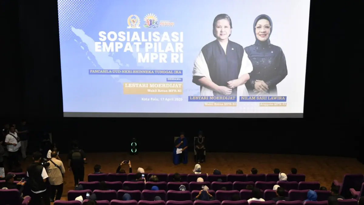SAMPAIKAN: Lestari saat melakukan Sosialisasi Empat Pilar MPR RI yang dikemas dalam bentuk acara nonton bareng film berjudul "Teman Tegar: Maira, Whisper From Papua", di Palu, Sulawesi Tengah, Jumat (17/4)