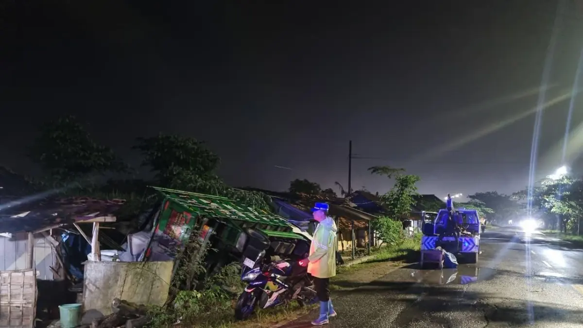 SATLANTAS POLRES REMBANG UNTUK RADAR KUDUS

TUNGGU EVAKUASI: Truk bermuatan gabah terguling dan menghantam rumah warga di Kaliombo, Sulang, kemarin malam.
