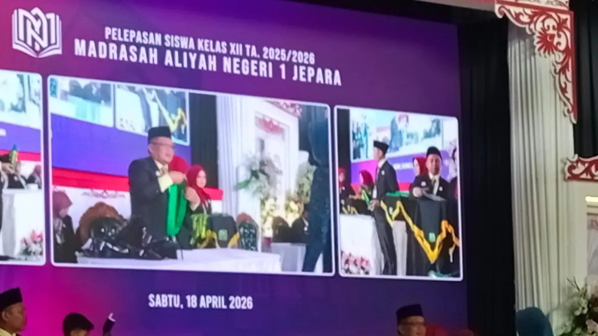 SELAMAT: Kepala MAN 1 Jepara Drs. H. Ah Rifan, M.Ag, melepaskan siswa MAN 1 Jepara kelas XII TA. 2025/2026.